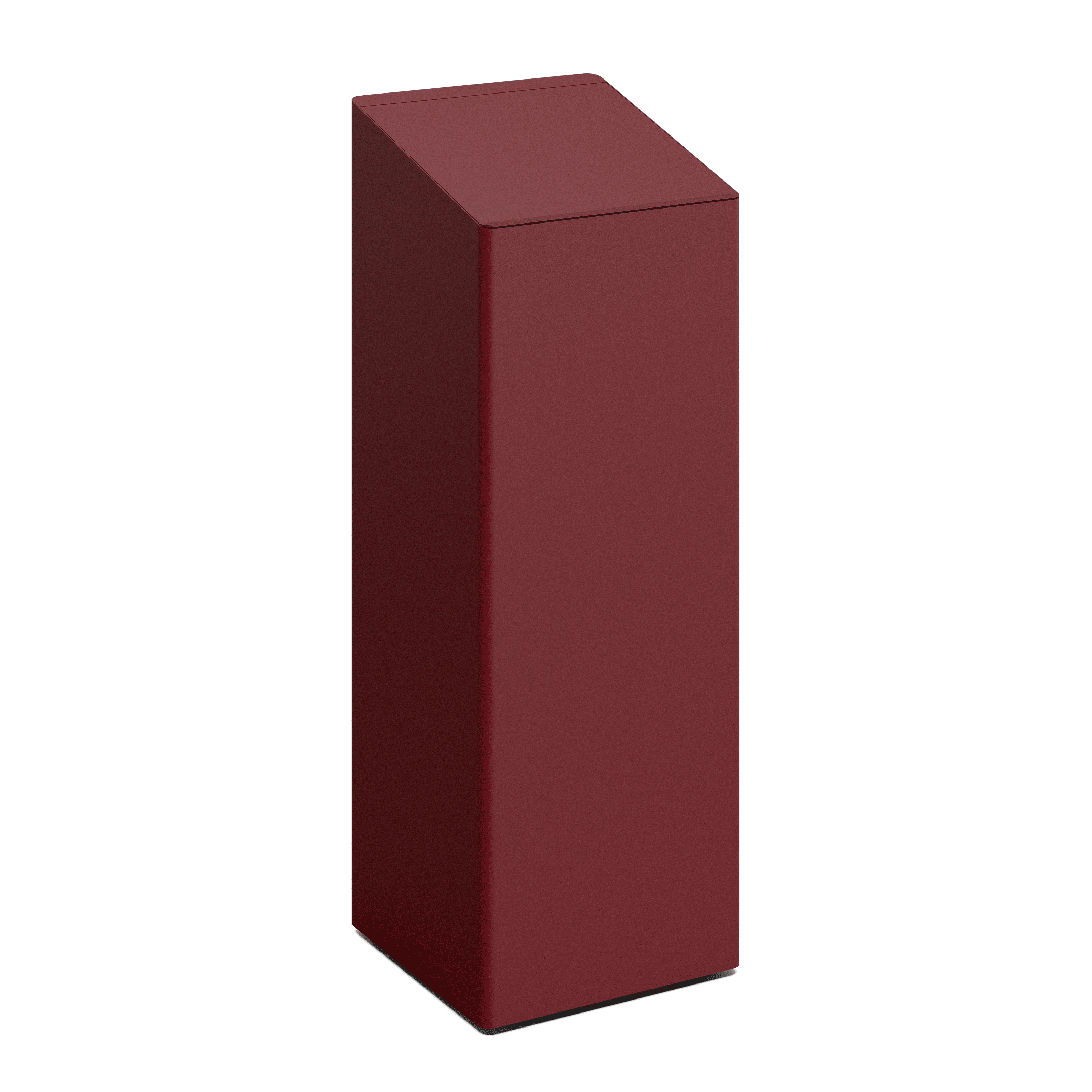Produktbillede af en affaldsbeholder i et flot design. Den har et slankt rektangulært design og øverst er låg som er skråt på affaldsbeholdere. Den fremstår i nuancen bordeaux