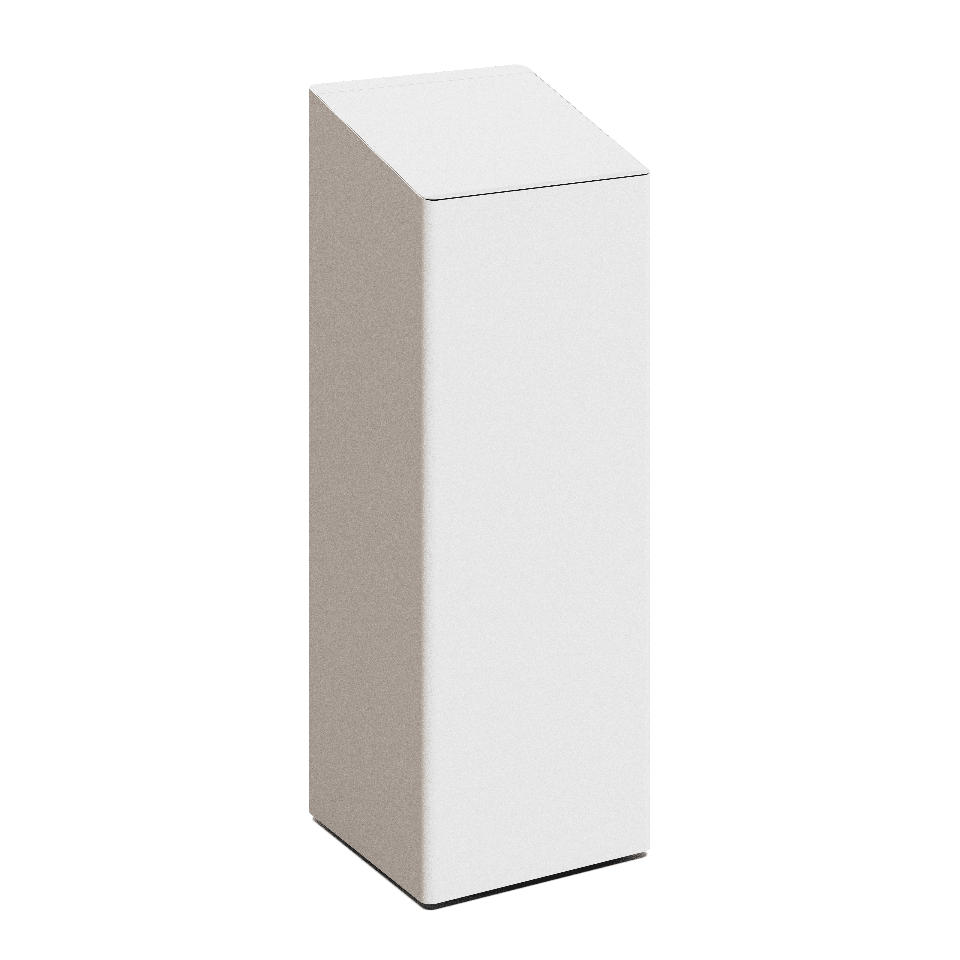 Produktbillede af en affaldsbeholder i et flot design. Den har et slankt rektangulært design og øverst er låg som er skråt på affaldsbeholdere. Den fremstår i nuancen hvid