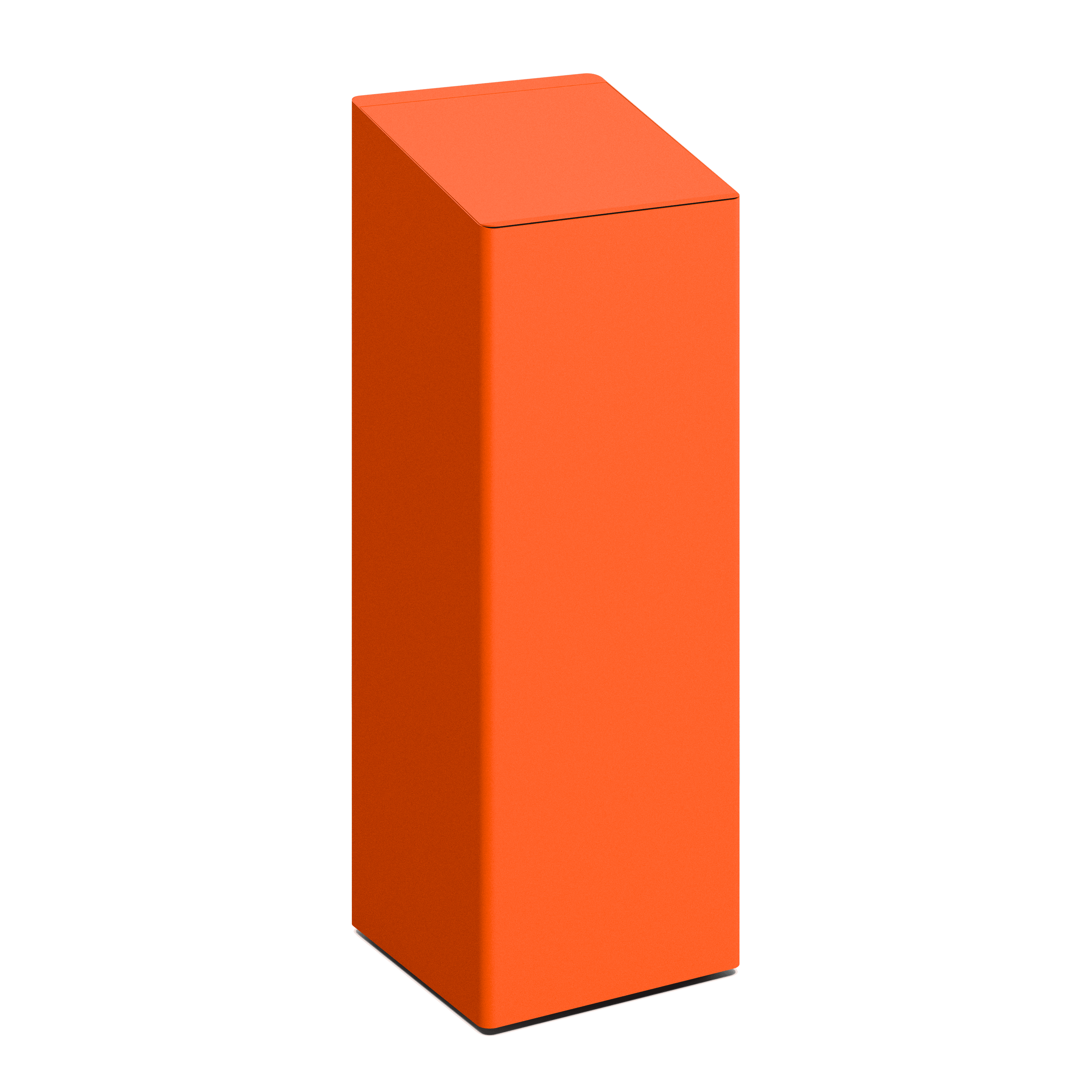 Produktbillede af en affaldsbeholder i et flot design. Den har et slankt rektangulært design og øverst er låg som er skråt på affaldsbeholdere. Den fremstår i nuancen orange