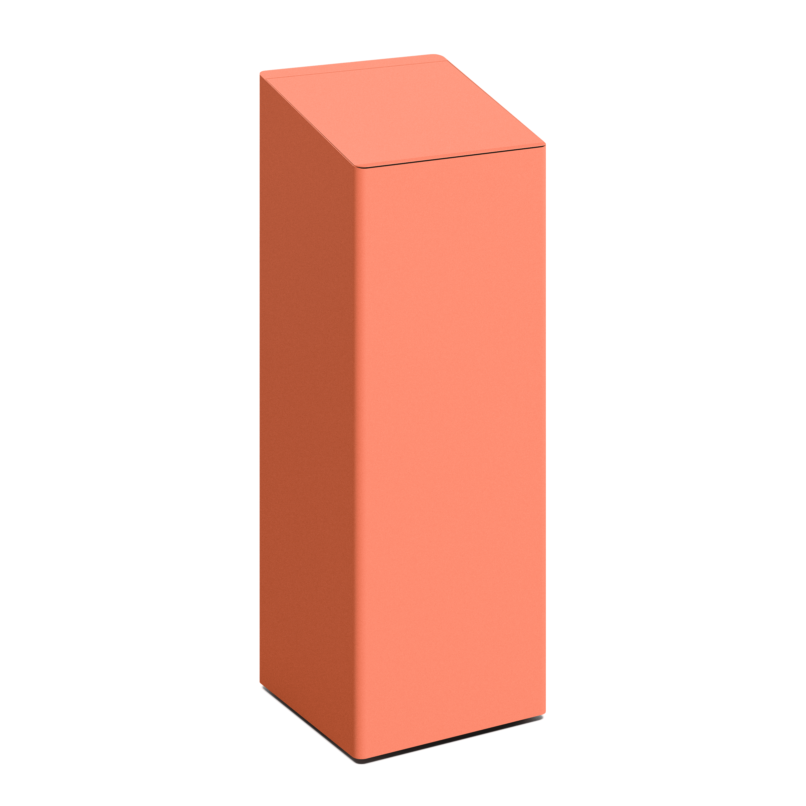 Produktbillede af en affaldsbeholder i et flot design. Den har et slankt rektangulært design og øverst er låg som er skråt på affaldsbeholdere. Den fremstår i nuancen pink
