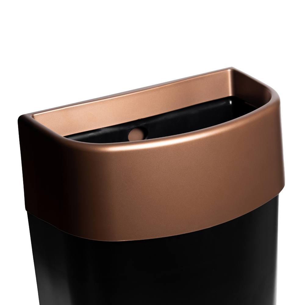 Nærbillede af myriad designer range affaldsbeholder i mat kobber. På billedet  kan man se rammen som er i kobber og som holder posen på plads. Rammen har afrundede former. 
