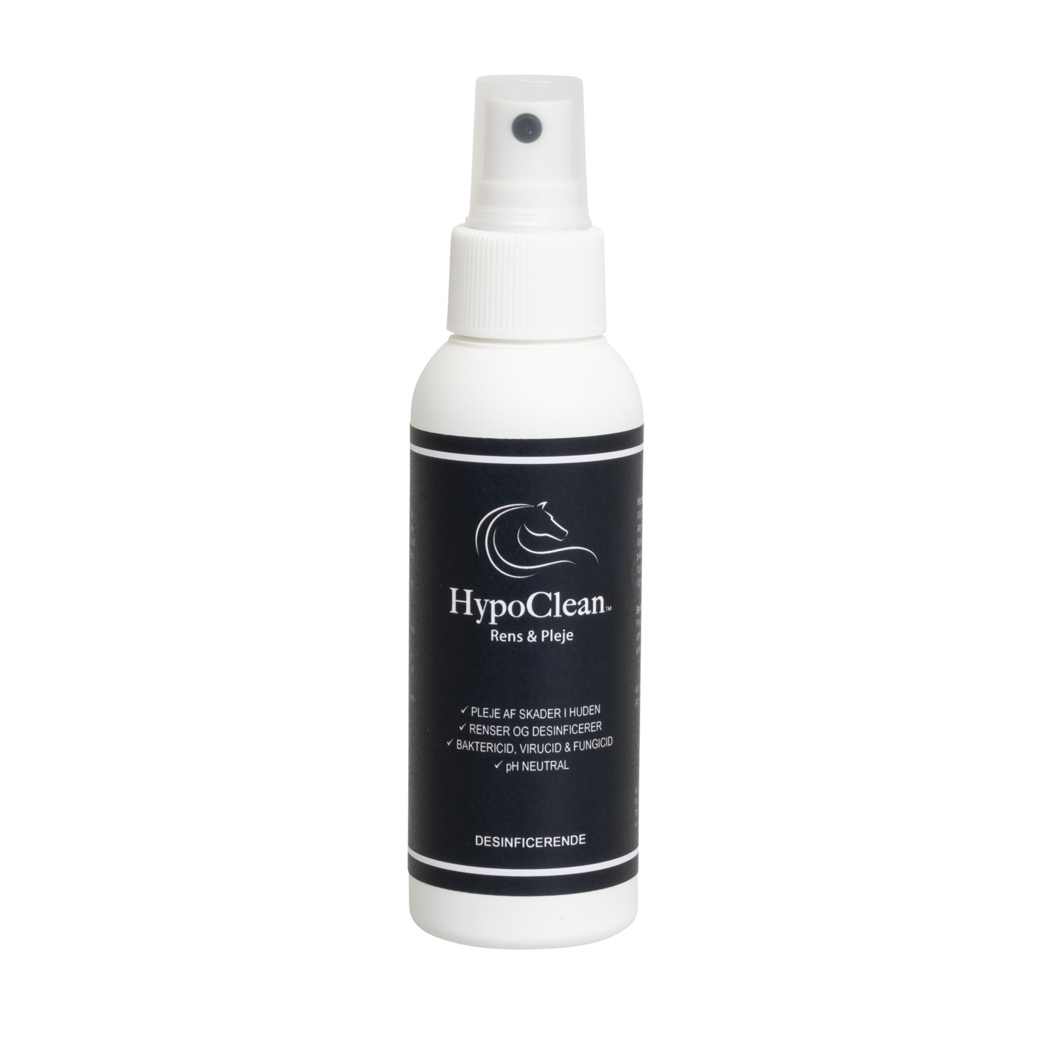 Produktbillede af HYPOCLEAN 100ml rens og hudpleje. På billedet ses en hvid 100ml flaske med sprayhoved. På flasken er en label, som er sort og hvid, og hvor der fremgår tekst og et ikon som ligner en hest. 